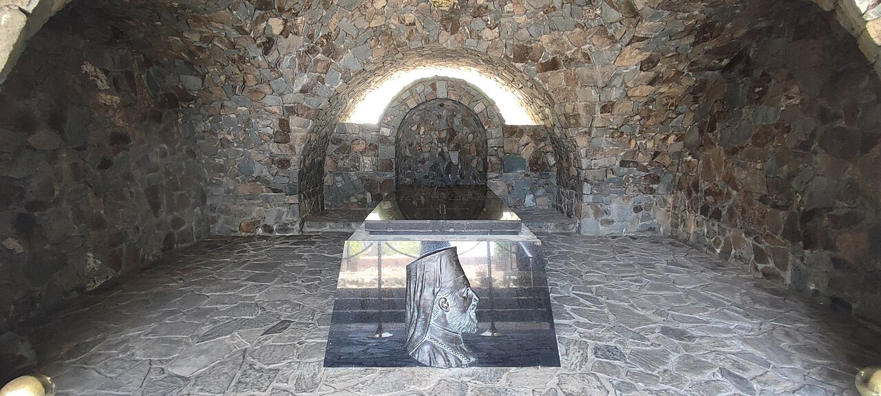 Mormântul Arhiepiscopului Makarios, Throni