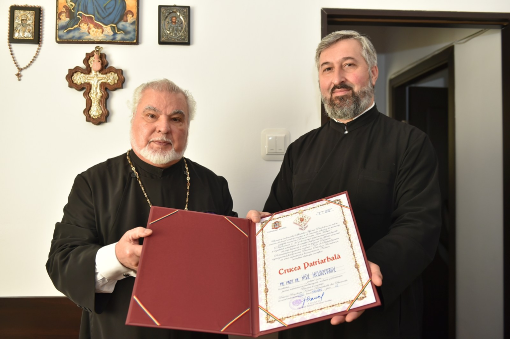 Părintele Profesor Nicu Moldoveanu primind Crucea Patriarhală