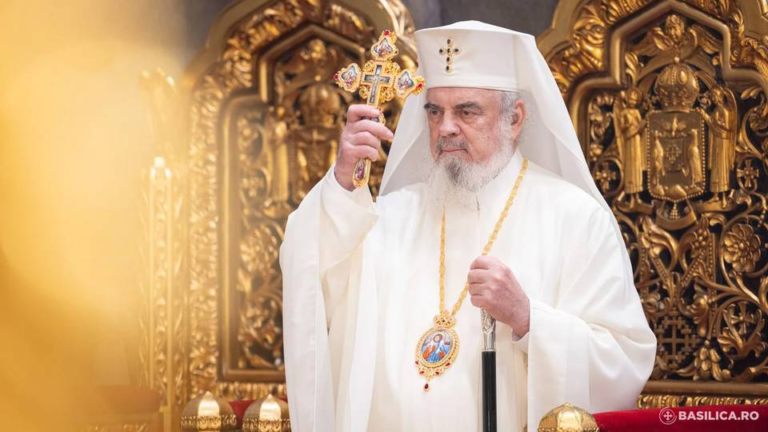 Preafericitul Părinte Daniel, Patriarhul României, binecuvântând cu Sfânta Cruce