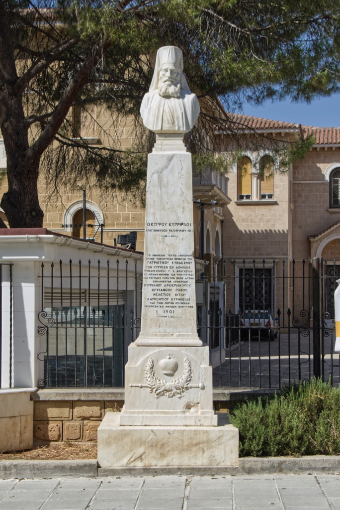Bustul Arhiepiscopului Ciprian, în fața Arhiepiscopiei din Nicosia. Foto: Berthold Werner, Wikimedia Commons (CC BY-SA 4.0).
