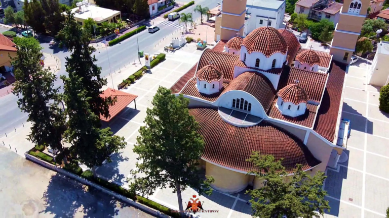 Biserica „Sfântul Pavel” văzută din aer, din lateral